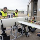 Los técnicos preparan la carga en los drones antes de su despegue en el centro Atlas de Jaén.