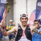 Pablo Villa celebra su victoria al cruzar la línea de meta.