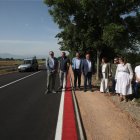 El presidente de la Diputación y los alcaldes, entre la comitiva en la carretera.