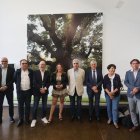 Eva Testa, del Coal, y Juan Carlos Prieto (quinta y sexto izda.), junto a los miembros de la Fundación Las Médulas.
