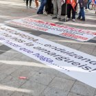 Pancartas contra el cierre de la Azucarera.