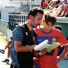 Alberto Labrador da instrucciones a un jugador.