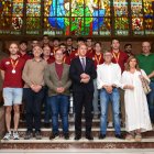 Plantilla, cuerpo técnico y directiva del Ademar junto al alcalde y concejal de Deportes.