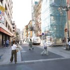 Los cartles ya advierten de las retricciones a la entrada de Gil y Carrasco, en el cruce con Ordoño II.