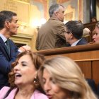 (I-D) El presidente del Gobierno, Pedro Sánchez, el secretario de organización del PSOE, Santos Cerdán,, en el Congreso de los Diputados, a 11 de junio de 2025, en Madrid (España).