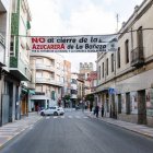 Una pancarta contra el cierre de la planta, en una calle de La Bañeza.
