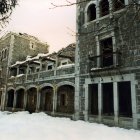 Una imagen de archivo y con nieve del Palacio de los Allende.