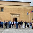 Los alcaldes, el presidente y la directora general, frente al Museo de los Pueblos Leoneses.
