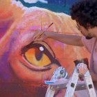 Un artista pintando un mural.