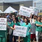 Los profesionales de la medicina de León hicieron patentes sus protestas en el Hospital.