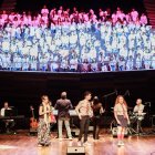 Un momento del musical en el Auditorio.  El obispo junto al alcalde de León.