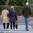 Archivo - Varias personas caminan, a 26 de diciembre de 2024, en Madrid (España). La revalorización supondrá un aumento de 600 euros anuales para las pensiones contributivas, y de 500 euros anuales para las pensiones medias. La subida de las pensiones con.