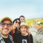 Aníbal Álvarez Fontán, con su mujer, Rosana María Fagundez, Nuria Navarro Antón y José Ore.