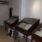 Una de las salas de exposición con libros antiguos y pergaminos.