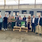 Las autoridades presentes, frente a nuevo automotor.
