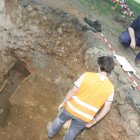 Uno de los 310 cuerpos exhumados en Palat del Rey; a la derecha, hallazgo de un enterramiento romano del siglo IV en el campus de Vegazana.