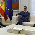 Pedro Sánchez ayer en la Moncloa, entre Jordi Turull y Míriam Nogueras, de Junts.