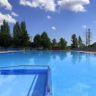 La piscina de Cistierna ofrece la cercanía de la montaña.