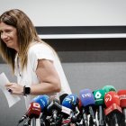 La exmilitante socialista Leire Díez sale de una rueda de prensa,.