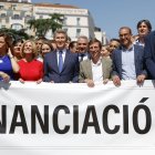 Alberto Núñez Feijóo participa en la concentración convocada frente al Congreso contra «asfixia» financiera local.