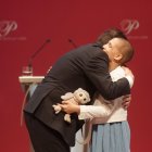 Mañueco abraza a María Caamaño, Premio Valores.