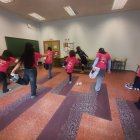 Ana Bravo, con algunas de sus alumnas en la clase de yoga.