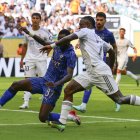 Vinicius trata de irse de su par en un lance del partido.