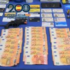 Dinero, carnés y pistola simulada incautada.