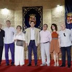 (I a D ) Cuco Pérez, José Antonio Ortega "Toño"; Mercedes, viuda del compositor zamorano integrante de la formación Candeal Félix Pérez; el presidente de la Junta de Castilla y León, Alfonso Fernández Mañueco; el alcalde de la localidad vallisoletana de Villalar de los Comuneros Luis Alonso Laguna; Vanesa Muela; el folclorista y cantautor Jaime Lafuente, en el acto de homenaje al ‘Folk Castellano.