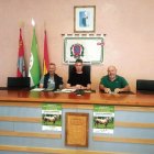 El alcalde de Villablino y miembros de Aseava en la presentación.
