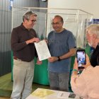 Juan Carlos Pérez recibe un reconocimiento.