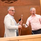 El leonesista Vicente Álvarez sujeta el bastón de mando de Villaquilambre que le entregó el exalcalde Jorge Pérez.