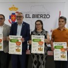 Ramón (segundo izda) con los tres alcaldes.