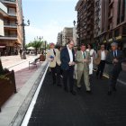 Morala, Gago y Diego, en primer término, recorren el tramo remodelado de la calle Ancha este viernes.