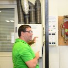 Cañas, con parte de la instalación realizada por los alumnos en el aula.