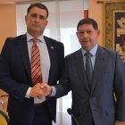 Ricardo Barrientos y Pepe Jiménez, el día de la investidura del primero, en junio de 2023.