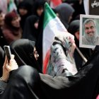Defensores de Hezbollah con la imagen de su líder, Hassan Nasrallah.