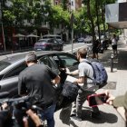 Efectivos de la Unidad Central Operativa (UCO) de la Guardia Civil salen ayer de Ferraz.