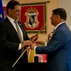 Ricardo Barrientos entrega el bastón de mando de Valencia de Don Juan a Pepe Jiménez.