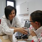 Imagen de una médico de familia con una paciente.