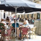 Leoneses y turistas se mezclan estos días de fiestas en las terrazas del barrio Húmedo para aprovechar el calor.