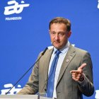 El comisario de Agricultura, Christophe Hansen, atiende a los medios de comunicación después del encuentro con los ministros europeos.