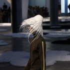 Una de las creaciones de Prada presentada ayer en Milán.  Varios modelos desfilan en la pasarela.