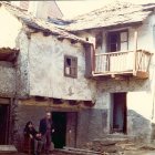 Sentado, Amable Arias en la Villavieja de Bembibre en 1975, junto al tío Dionisio.