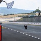 El piloto español de MotoGP Marc Márquez, del Ducati Lenovo Team, cruza la meta en primer lugar en el Circuito de Mugello en Scarperia, centro de Italia. EFE/EPA/CLAUDIO GIOVANNINI.