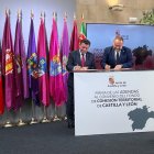 Luis Miguel González-Gago y Gerardo Álvarez Courel firman el acuerdo.