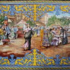 Azulejos sobre la verbena, en una calle de Madrid.