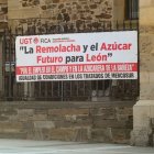 Pancarta contra el cierre de la planta de Azucarera en La Bañeza.