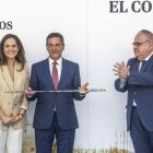 Adriana Ulibarri y Alejandro Vázquez con el premiado.