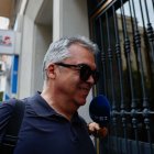 El exsecretario de Organización del PSOE Santos Cerdán junto a varios periodistas.